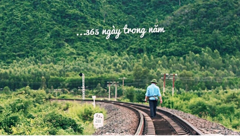 Hình ảnh của người cha – Người trao Tết sum vầy đang tận tuỵ với công việc (Ảnh trích từ TVC)