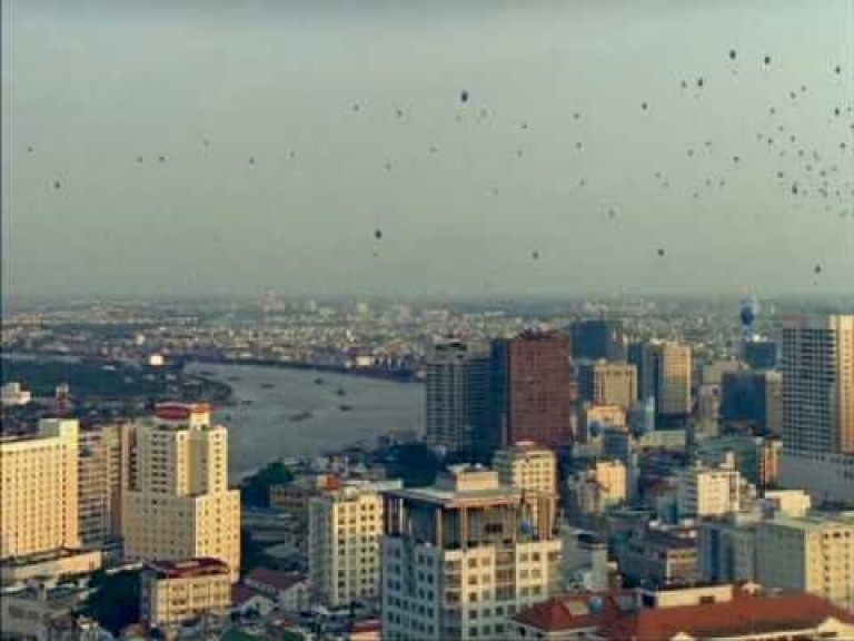 Hình ảnh mở đầu của đoạn quảng cáo với những quả bóng bay trên trời cao (Ảnh trích từ TVC)