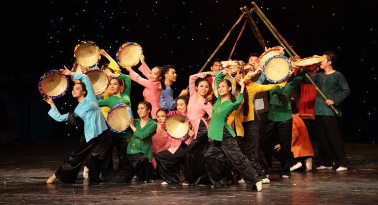 Tham gia hoạt động văn nghệ