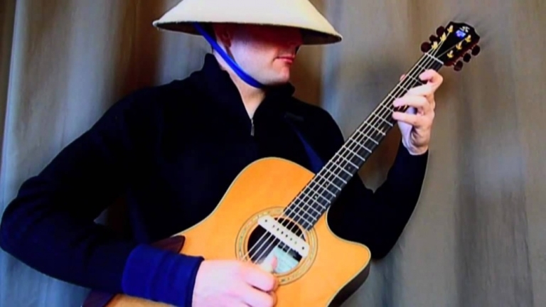 Một cao thủ chơi đàn guitar