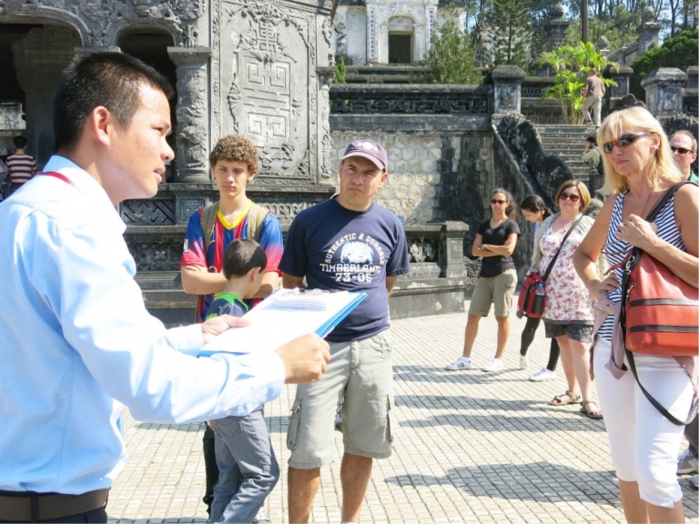Hướng dẫn viên du lịch cho người thích xê dịch, giỏi ngoại ngữ (Nguồn: vietnam-travel)