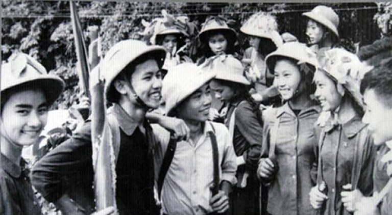 Thanh niên xung phong tuy khổ nhưng vẫn luôn nở nụ cười trên môi (Nguồn: Vov1.vn)