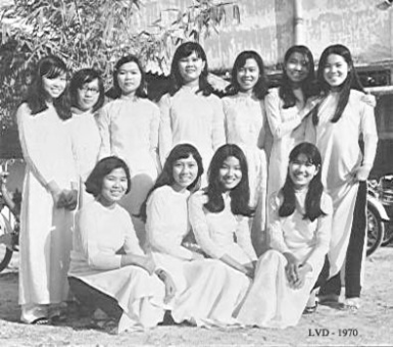 Nữ sinh trong tà áo dài trắng chụp ảnh kỷ yếu (Nguồn: Huỳnh Minh Tú)