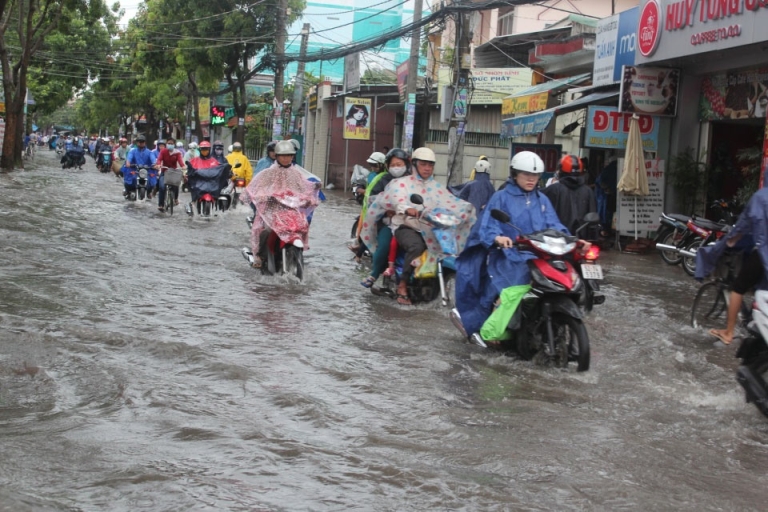 Tình trạng ngập úng xảy ra thường xuyên tại cơ sở quận 9 (Nguồn: zing)