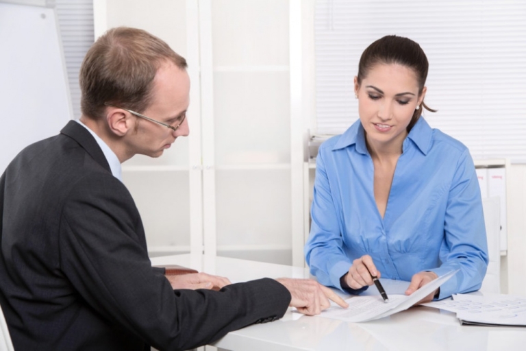 Biết cách phê bình khéo léo, bạn đang nắm giữ một trong những kỹ thuật quan trọng nhất để hướng đến sự thành công trong giao tiếp (Nguồn: kyna)