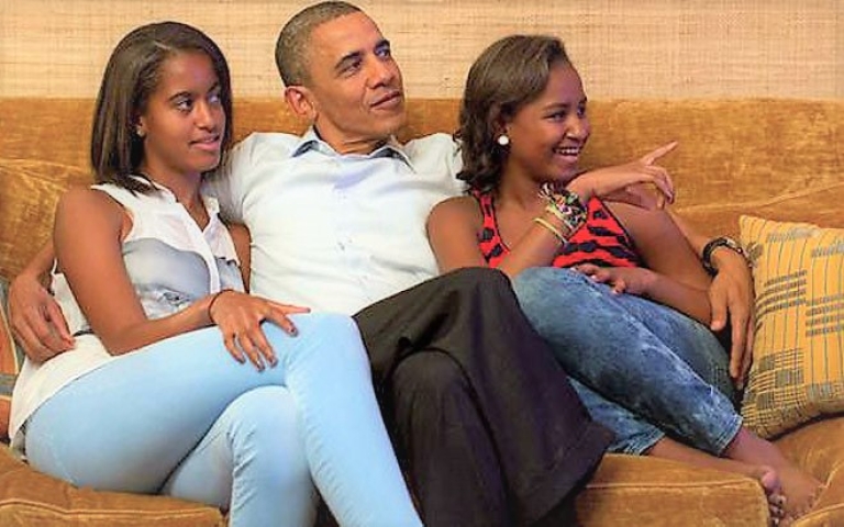 Hình ảnh vị Tổng thống Obama cùng hai vị công chúa của ông