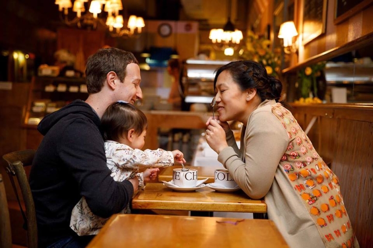 Mark cùng vợ chơi đùa với con gái tại một tiệm cà phê