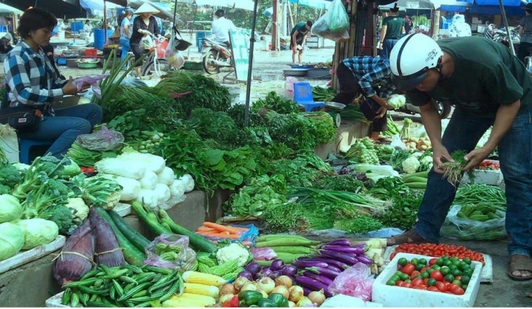 Trả giá với người bán rau, bạn đang thực hiện một cuộc đàm phán (Nguồn: vietnamnet)