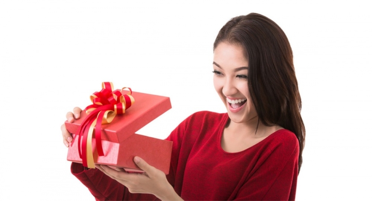 Bạn không nên mở quà trước mặt người khác, trừ khi có sự đồng ý của người tặng