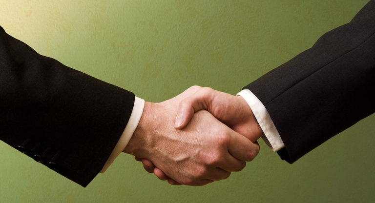 Bắt tay là hành động thường thấy trong giao tiếp