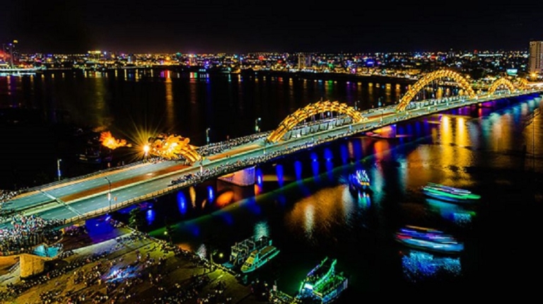 Cầu Rồng ngày cuối tuần phun lửa (Nguồn: Tourism Danang)