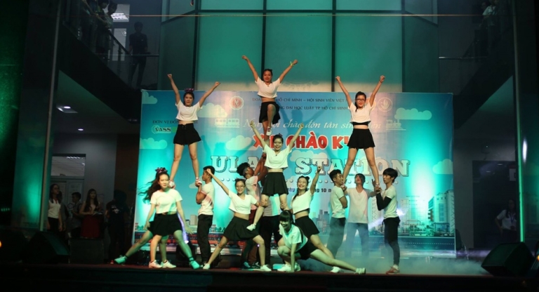 Câu lạc bộ Cheer Leading Đại học Luật TPHCM trong đêm văn nghệ Xin chào K41