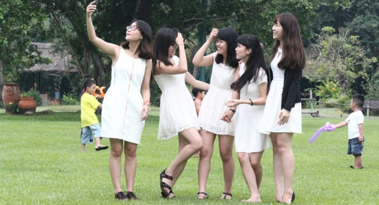 Các bạn nữ sinh trường Đại học Luật TPHCM