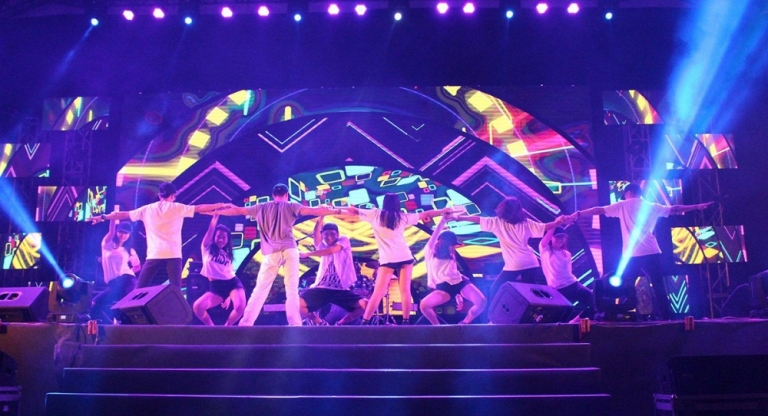 Câu lạc bộ Hiphop Dance ĐH Luật TPHCM trong đêm văn nghệ chào mừng 20 năm thành lập trường