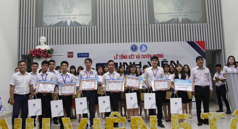 Trường Đại học Luật TPHCM tuyên dương sinh viên 5 tốt