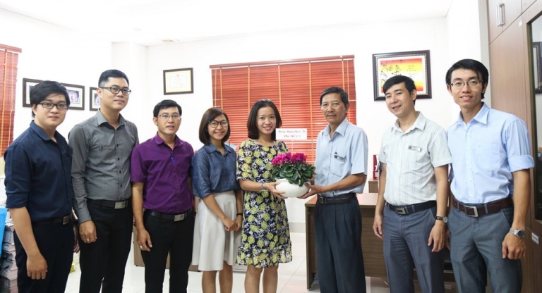 Thầy cô luôn sẵn sàng truyền đạt kiến thức uyên bác của mình cho các bạn sinh viên