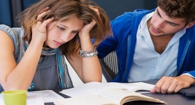Lắng nghe và chia sẻ áp lực cho bạn bè là điều tốt, tuy nhiên nó dễ khiến bạn cảm thấy áp lực và căng thẳng hơn (Nguồn: yeah1)