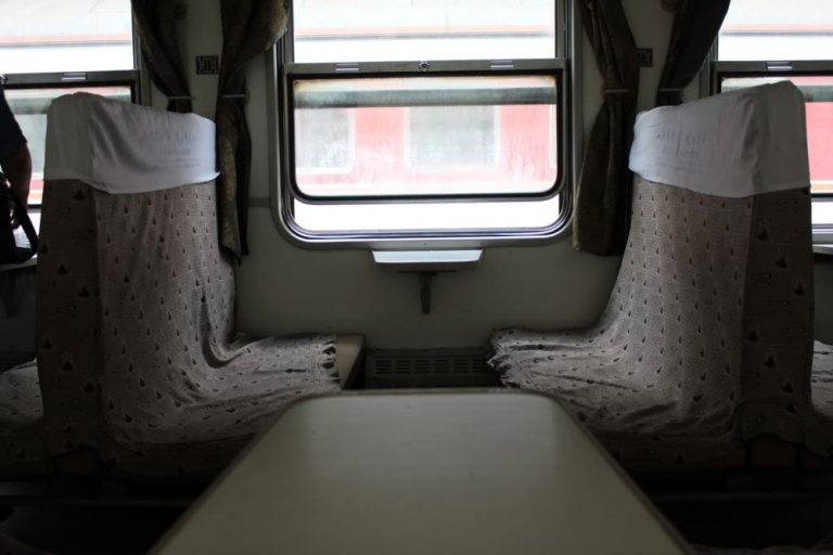 Yêu cầu chỗ ngồi thể hiện sự lịch sự khi giao tiếp (Nguồn : Theraillife)