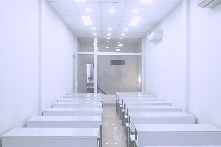 Một lớp học khác của trung tâm cũng được trang bị các thiết bị hiện đại (Nguồn: Anh ngữ Huy Trịnh)
