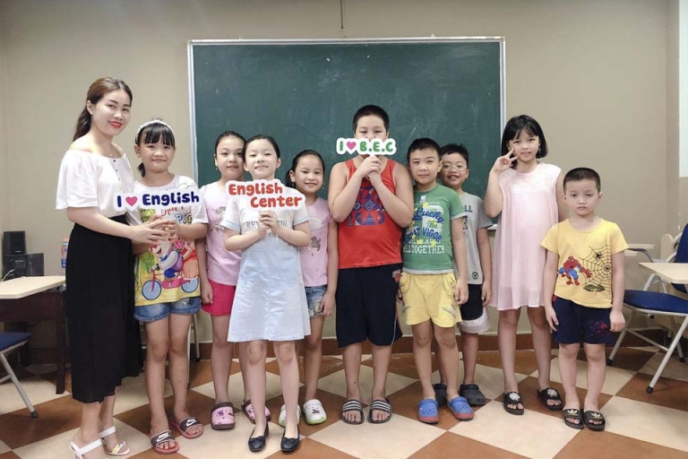 Giảng viên nước ngoài cùng các học viên nhí của BEC (Nguồn: BEC)