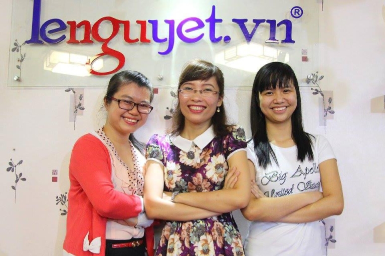 Chụp ảnh kỉ niệm cùng cô giáo Lê Nguyệt (Nguồn: Lê Nguyệt)