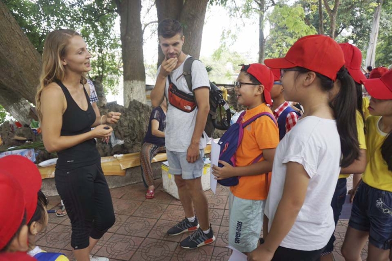 Hoạt động ngoại khóa giao tiếp với người nước ngoài tại bờ hồ của các bé học viên (Nguồn: Camelia)