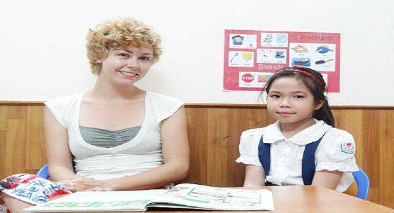 Giáo viên nước ngoài cùng học viên nhí của Summer School (Nguồn: Summer School)