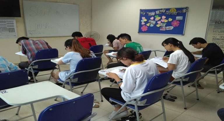 Học viên của trung tâm Apela đang làm bài thi thử TOEIC (Nguồn: Apela)