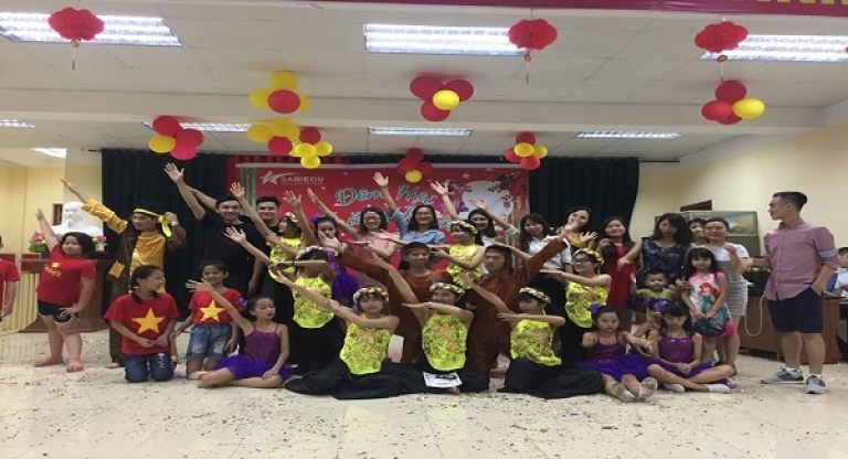 Biểu diễn văn nghệ tại Sabi Edu (Nguồn: Sab iEdu)