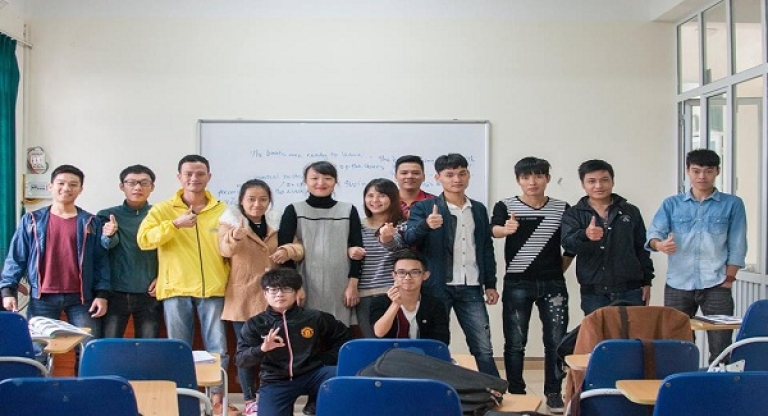 Các bạn học viên chụp ảnh kỉ niệm (Nguồn: trung tâm ngoại ngữ TOEIC Hà Nội)