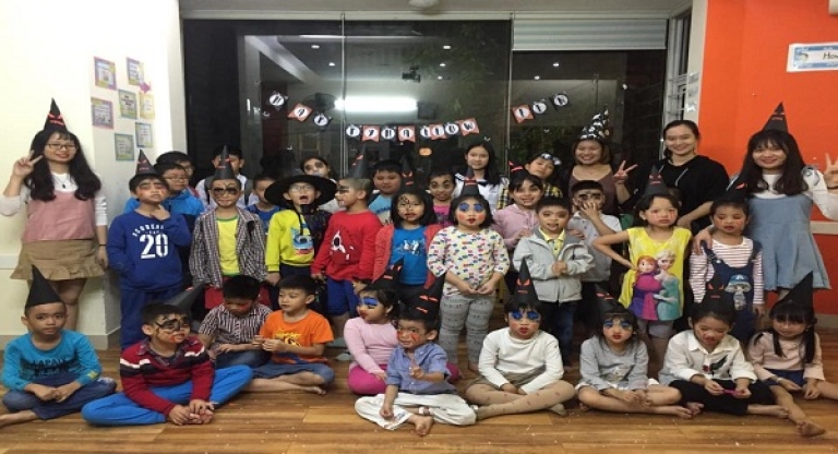 Các bé học viên vui ngày Haloween (Nguồn: StarFall)