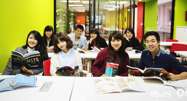 Các bạn học viên lớp luyện thi IELTS (Nguồn: GLN)