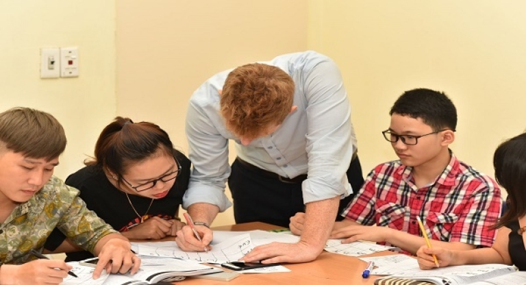 Thầy và trò trong một buổi học tại IMA (Nguồn: IMA)