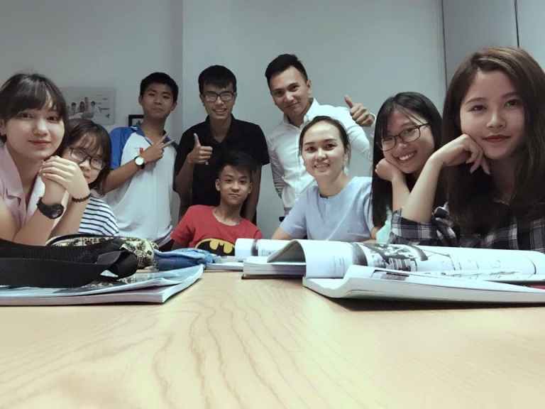 Cận cảnh 1 lớp học tại trung tâm (Nguồn: KOS  English Center)