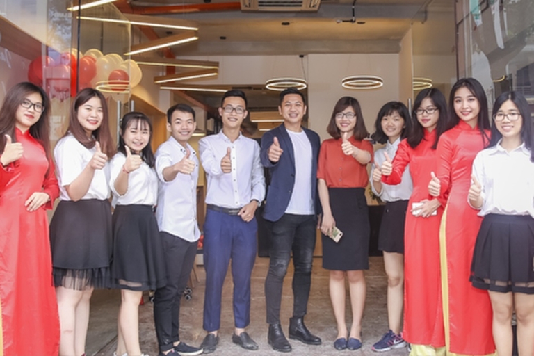 Đội ngũ cán bộ nhân viên luôn nhiệt tình hỗ trợ học viên (Nguồn: Jaxtina)