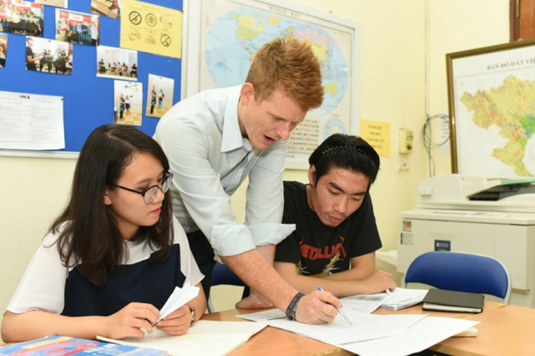 Giáo viên cùng học viên của Trung tâm Anh ngữ IMA (Nguồn: IMA)