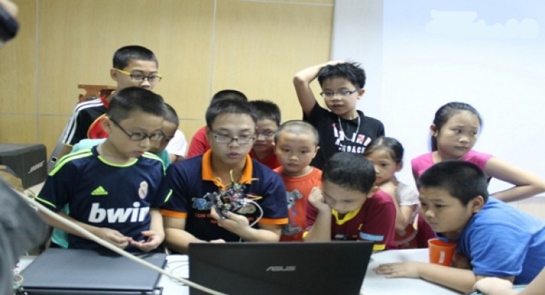 Các học viên tham gia hoạt động ngoại khóa như lắp ráp và lập trình Robo (Nguồn: Edumax)