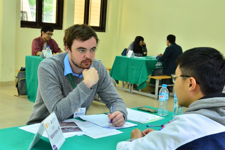 Các sĩ tử đang luyện thi TOEIC cùng thầy giáo (Nguồn: Language Link)