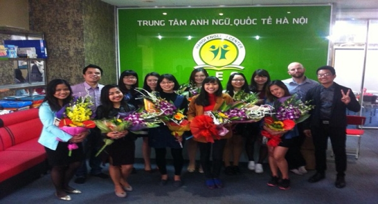 Các học viên lớp IELTS cùng thầy giáo (Nguồn: Hanoi English Center)