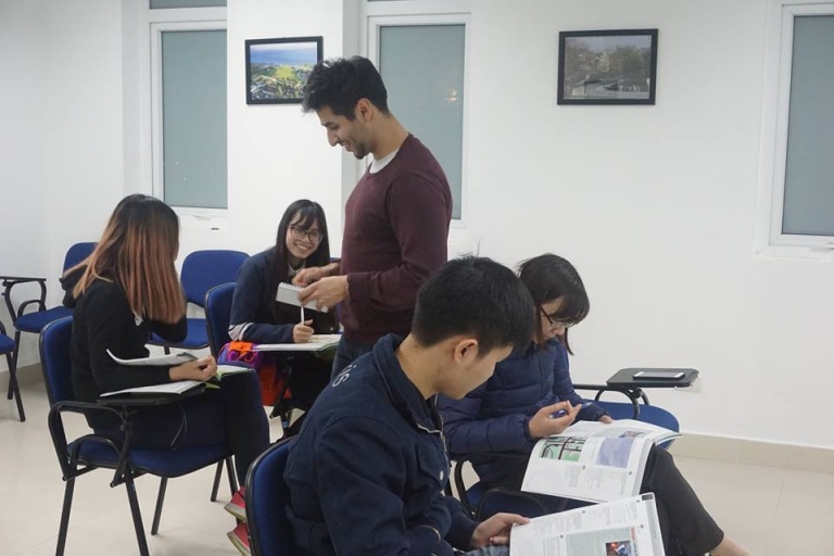 Giáo viên và các học viên tại trường (Nguồn: Clever Academy)