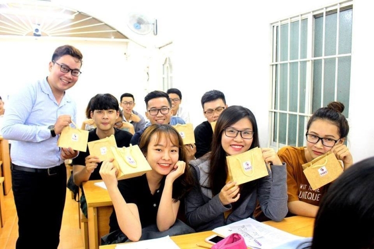 Lớp học Tiếng Anh giao tiếp tại trung tâm 