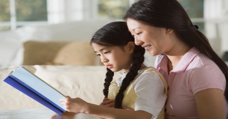Ba mẹ cùng học với trẻ sẽ khích lệ trẻ thích thú với tiếng Anh hơn (Nguồn: 123tienganh)