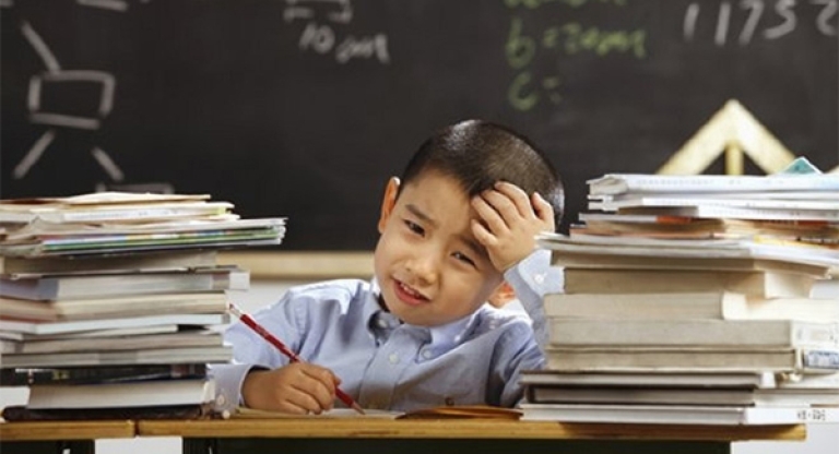 Bị ép học quá nhiều sẽ làm trẻ căng thẳng, học tập không hiệu quả (Nguồn: Jabo)
