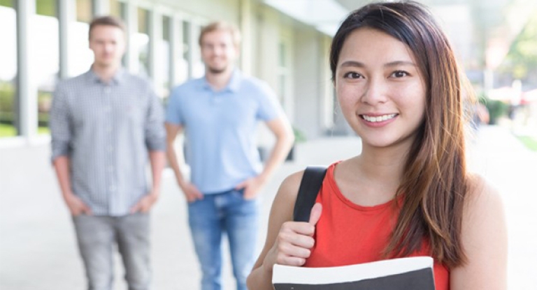  Ngừng suy nghĩ tiêu cực để học tiếng Anh tiến bộ (Nguồn: Freepik)