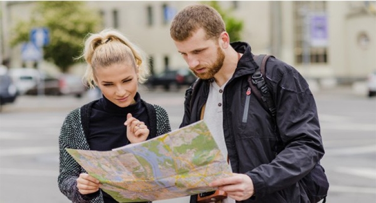 Tiếng Anh giúp lạc đường khi đi du lịch nước ngoài không còn là nỗi lo  (Nguồn: Freepik)
