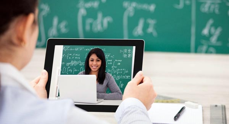 Học qua mạng, giúp bạn chủ động hơn (Nguồn: iescollege)