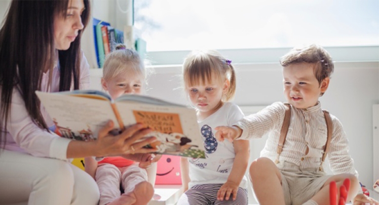 Dạy trẻ đọc to để nhớ lâu hơn (Nguồn: Freepik)