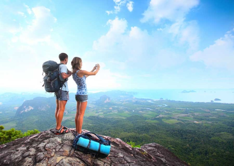 Học tiếng Anh giao tiếp để tự tin đi nước ngoài (Nguồn: freepik)