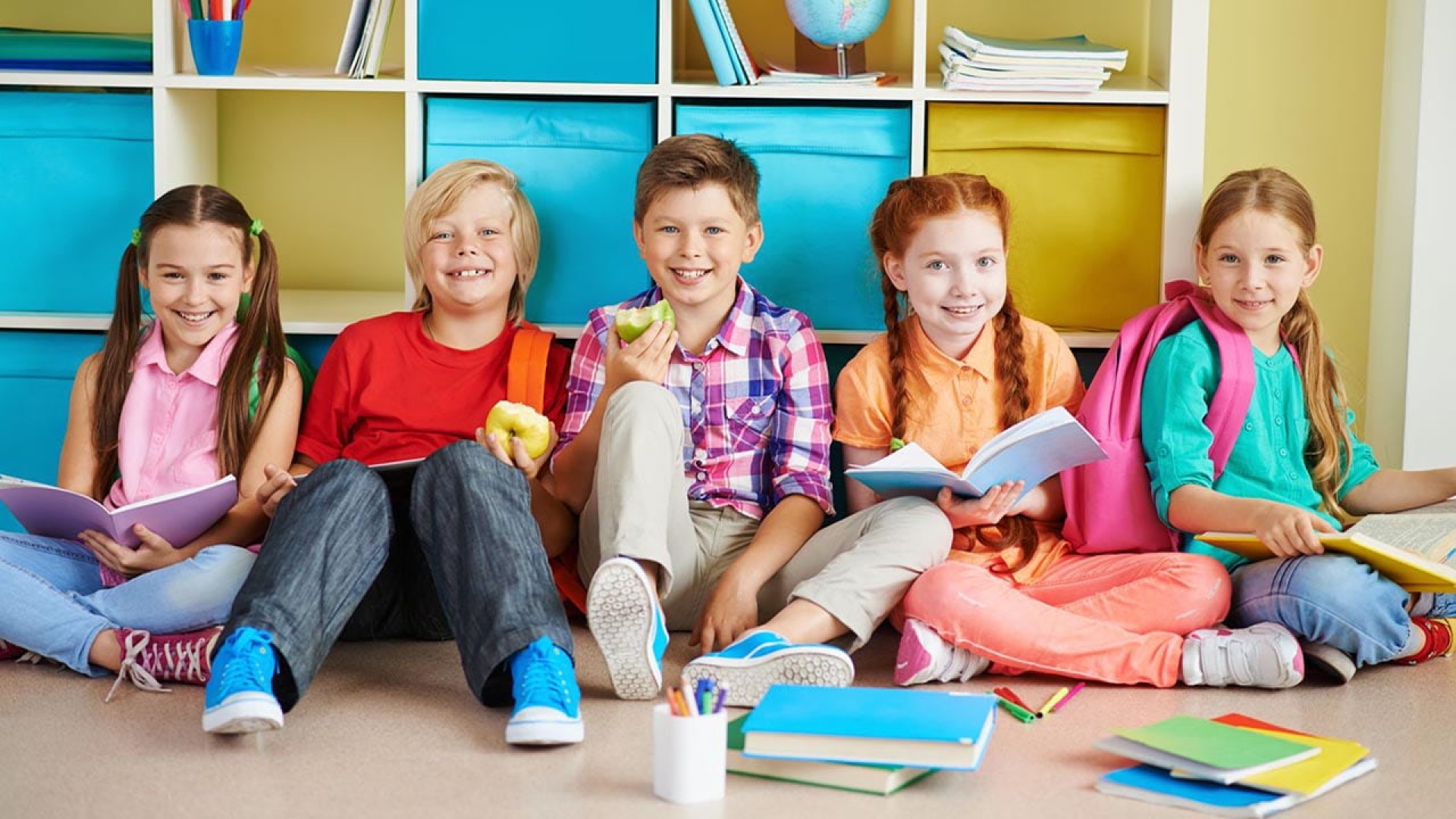 Back to school. Радостные дети в школе. Школьник показывает лайк. Ребенок тянет руку в школе. Популярные дети в школе.