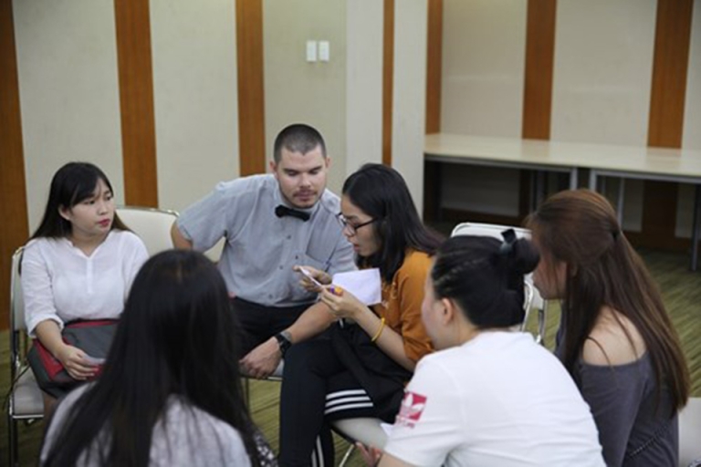 Ngoài giờ học, học viên có thể tham gia các câu lạc bộ rèn luyện giao tiếp tiếng Anh cùng với giáo viên nước ngoài tại VUS (Nguồn: VUS)